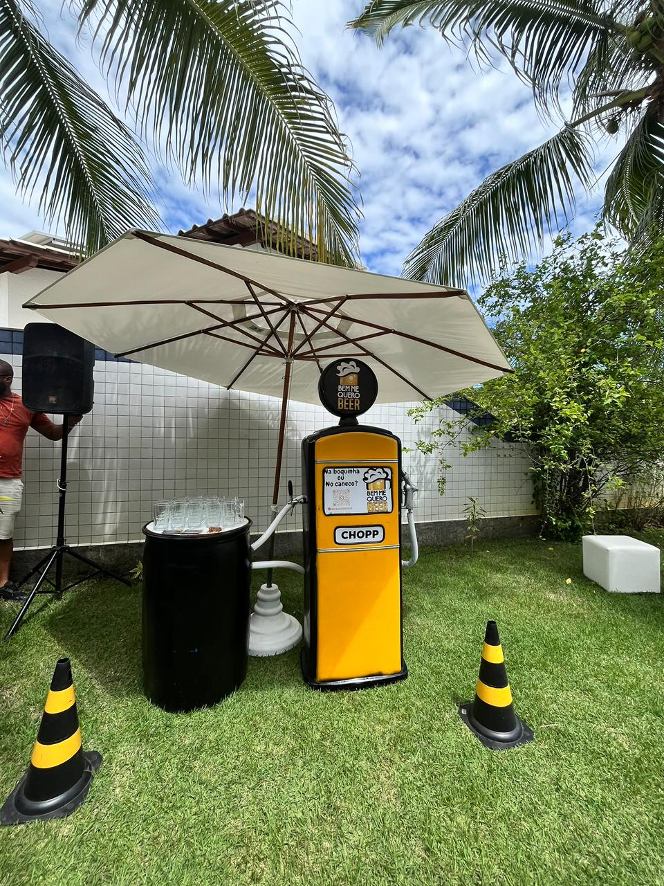 Chopeira bomba de gasolina em festa ao ar livre com barril e copos