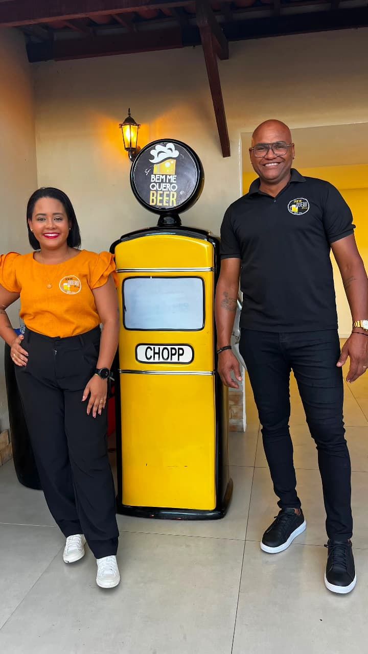 Equipe da Bem Me Quero Beer ao lado da chopeira bomba de gasolina